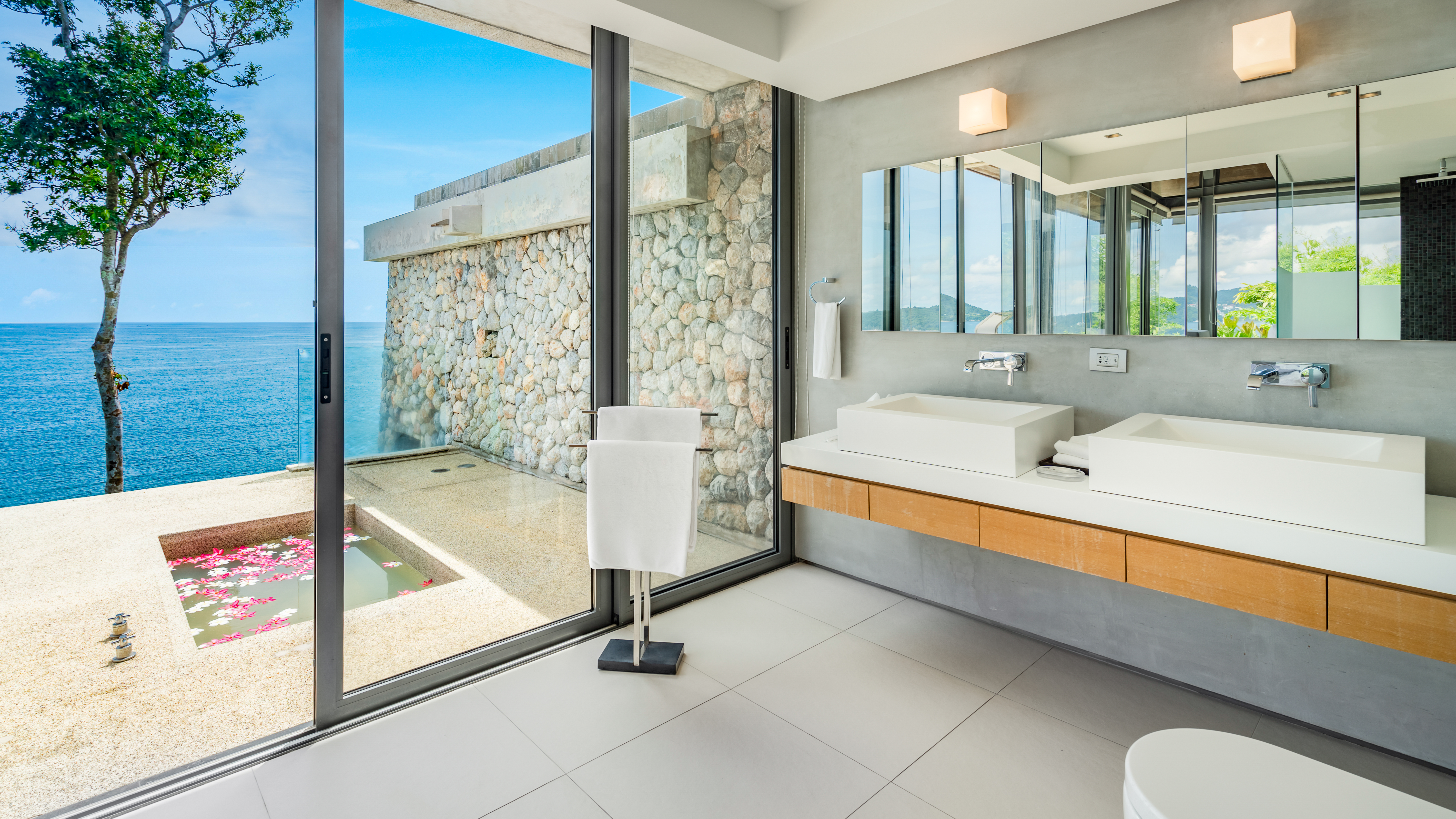 Spacious modern villa with designer renovation on the beachfront, 5 bedrooms, Kathu