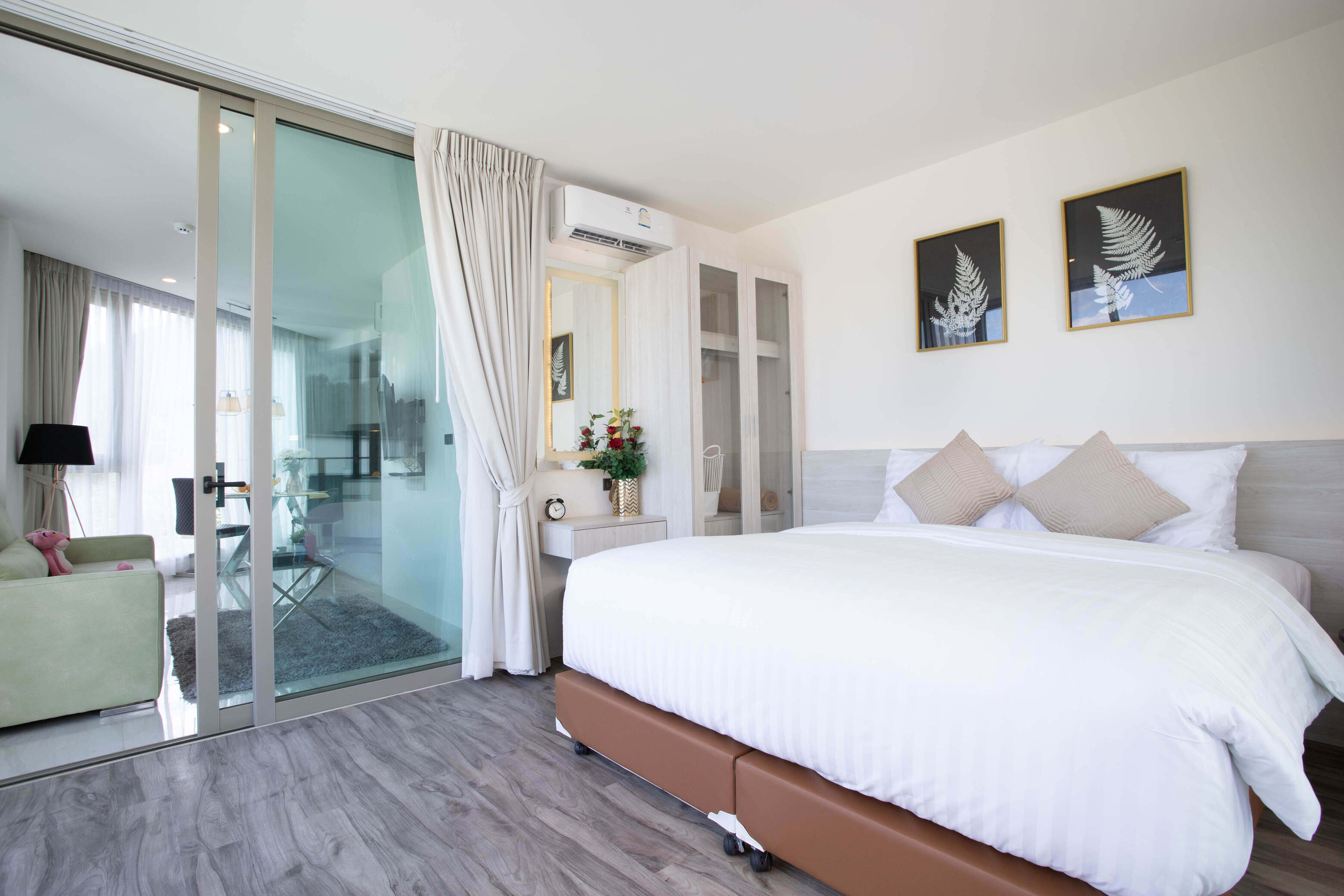 Cozy bright apartment with a private balcony, 1 room, Kamala