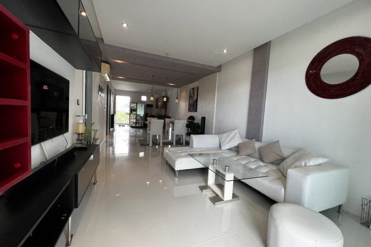 Spacious 2-bedroom apartment overlooking the Golf Courses