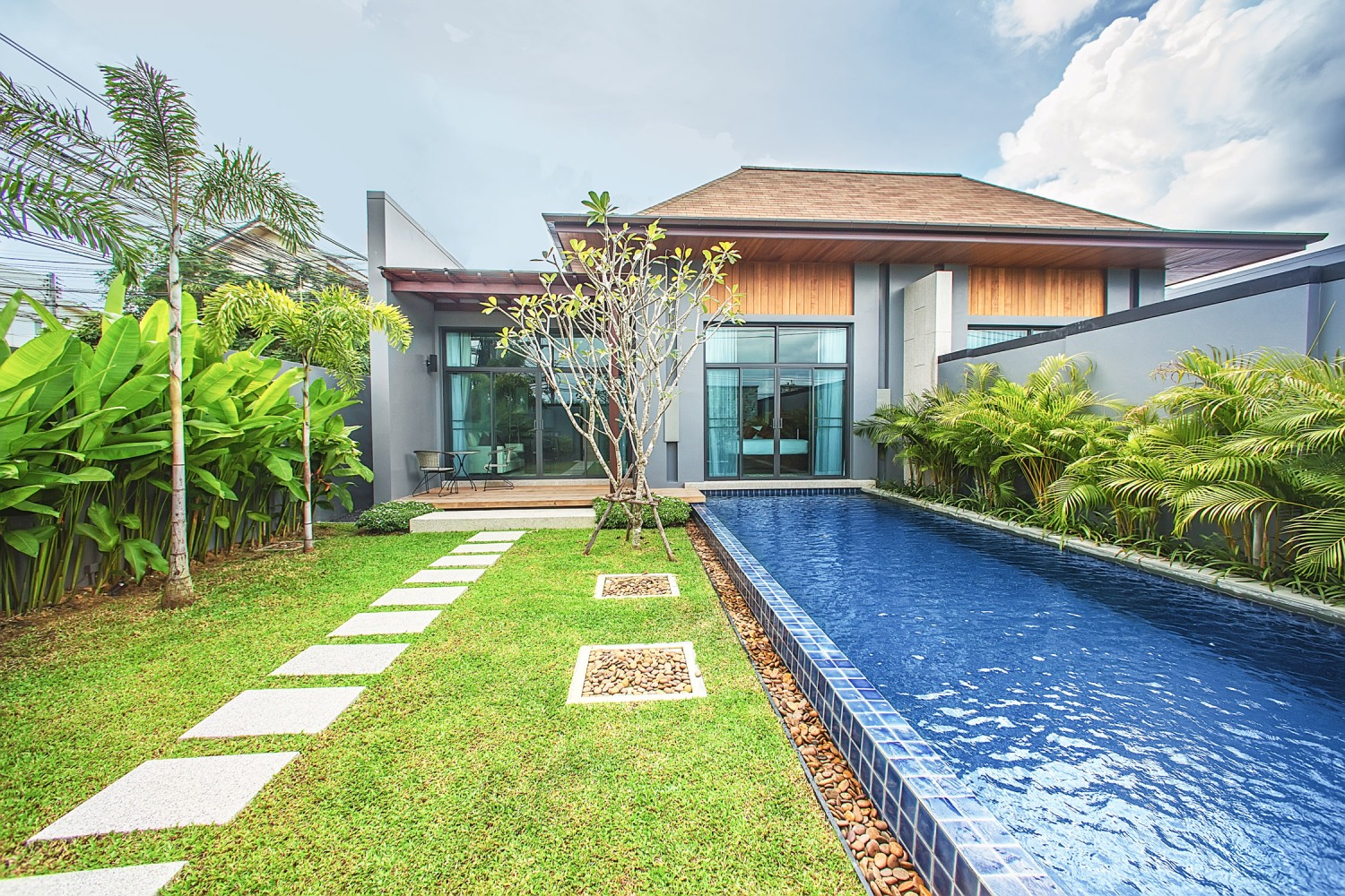 Villa with a pool in Nai Harn, 2 bedrooms