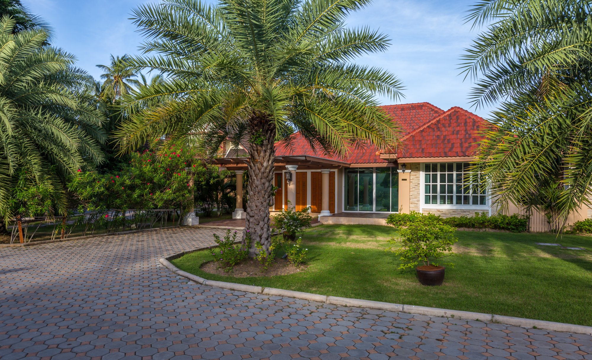 Family villa on the coastline in Rawai, 3 bedrooms