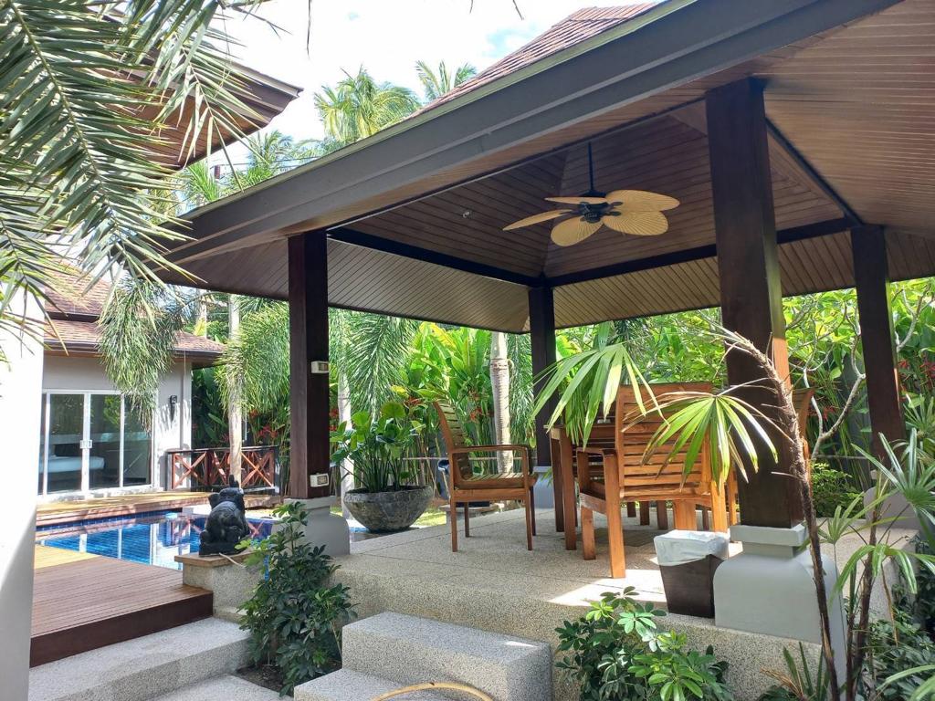 Cozy villa with a pool in Rawai, 2 bedrooms