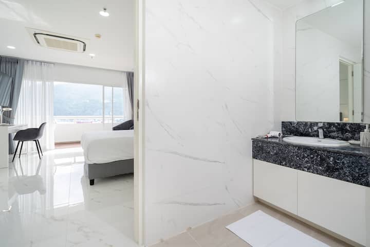 Apartment with a modern interior in a new residential complex 5 minutes from Patong Beach., 1 bedroom