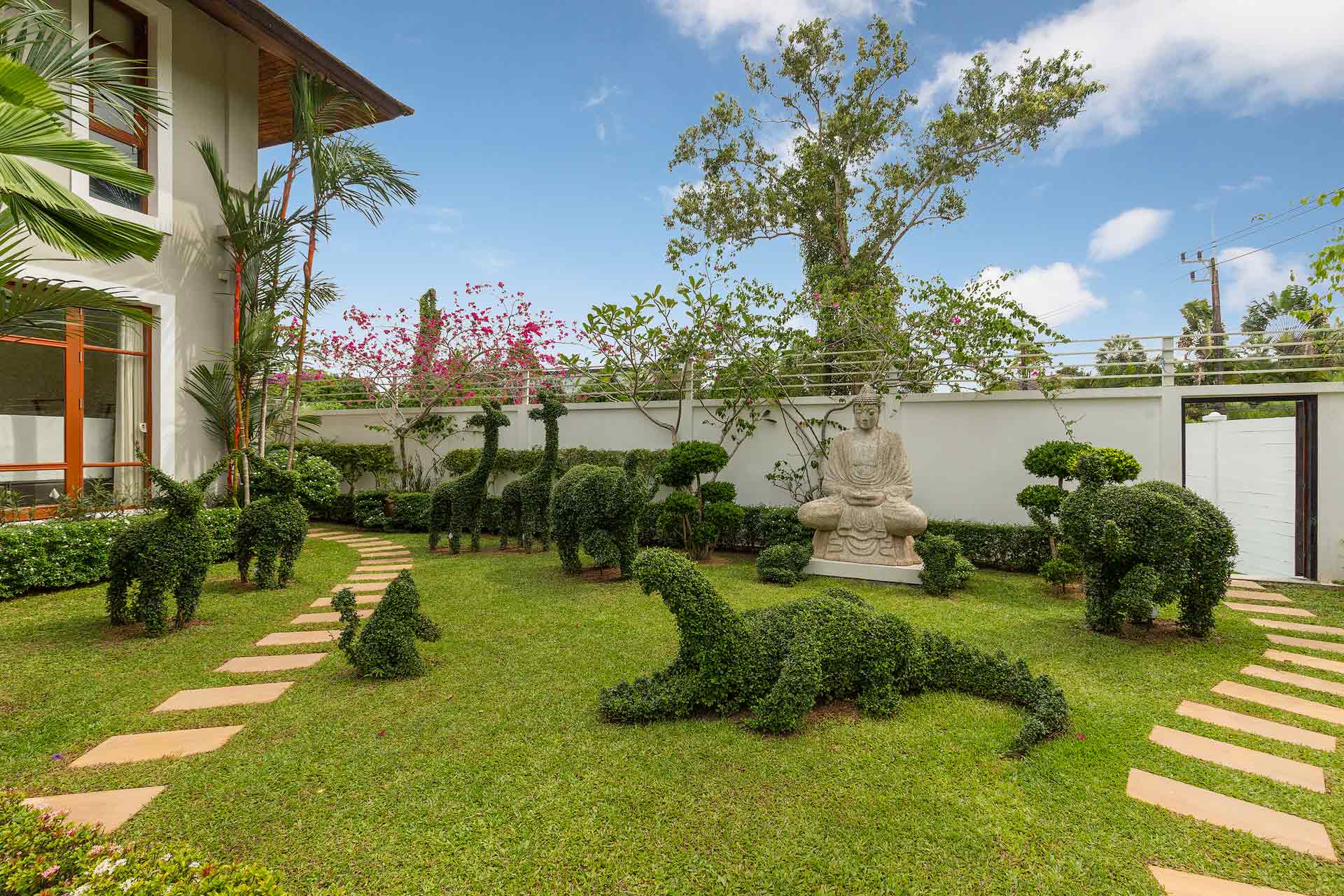 Spacious villa with private pool and landscaped garden, 5 bedrooms, Kathu