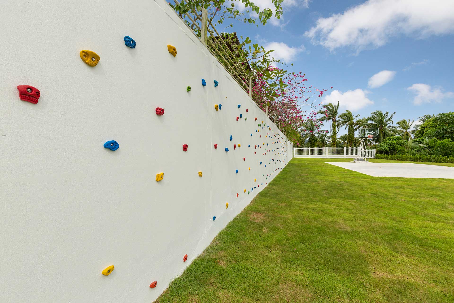 Spacious villa with private pool and landscaped garden, 5 bedrooms, Kathu