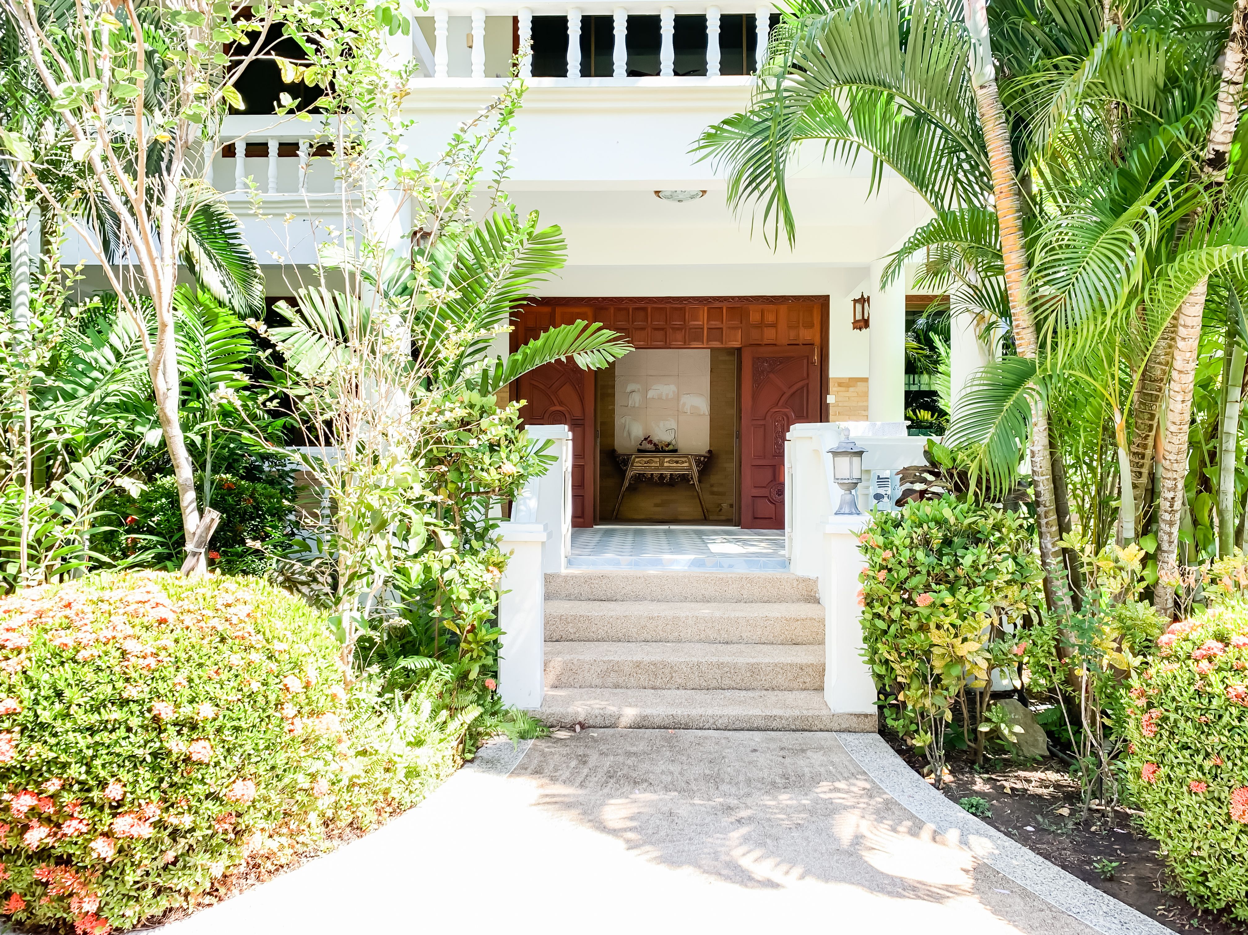 Private 4-bedroom villa with shared pool, Nai Harn
