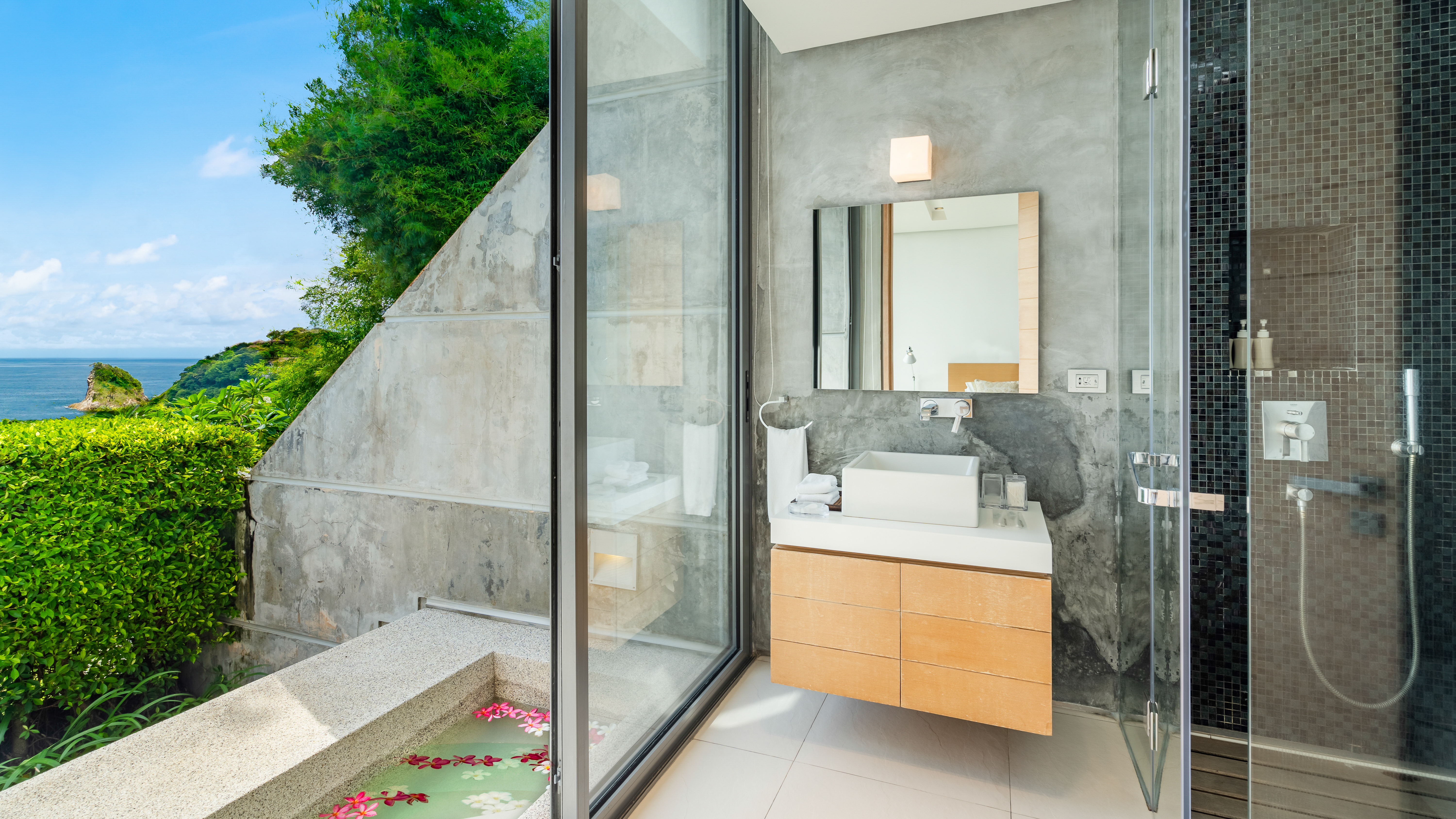 Spacious modern villa with designer renovation on the beachfront, 5 bedrooms, Kathu