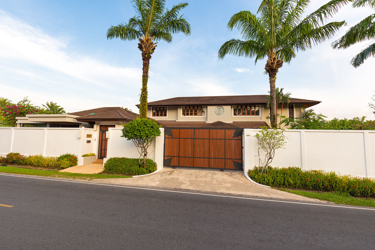 Spacious villa with private pool and landscaped garden, 5 bedrooms, Kathu