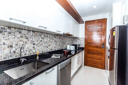 Spacious modern 1-bedroom apartment in a complex, Kata