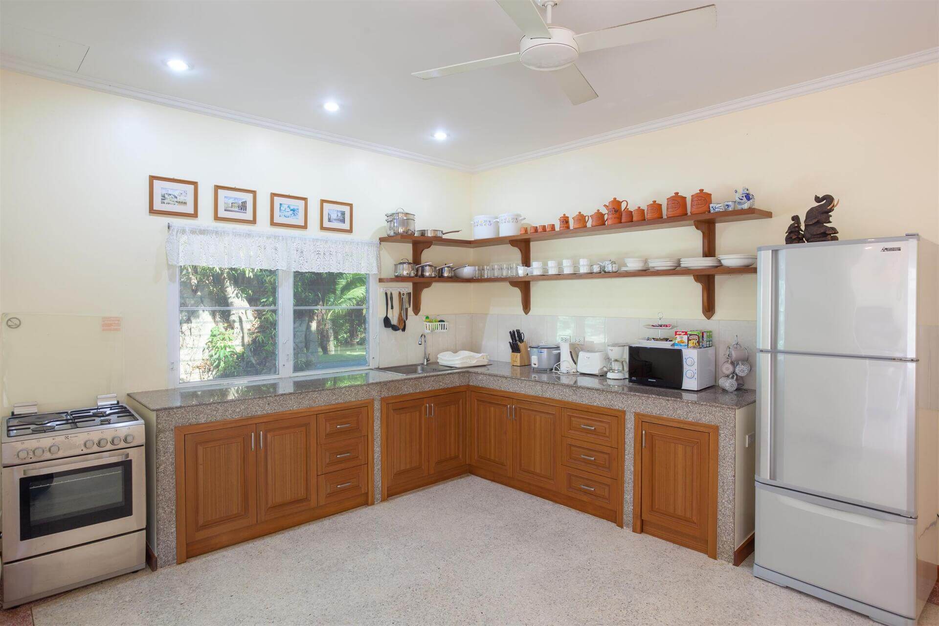 Cozy large villa with beautiful garden views, Chalong