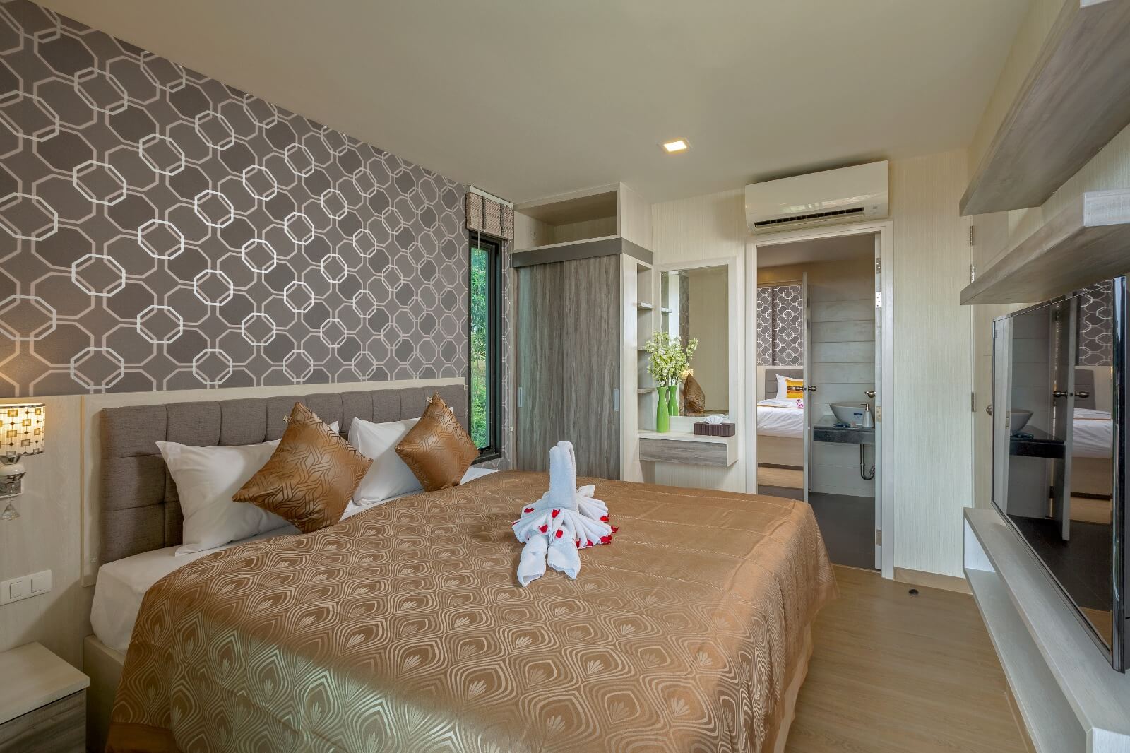 Cozy studio apartment with a balcony and sea views, Kata Karon