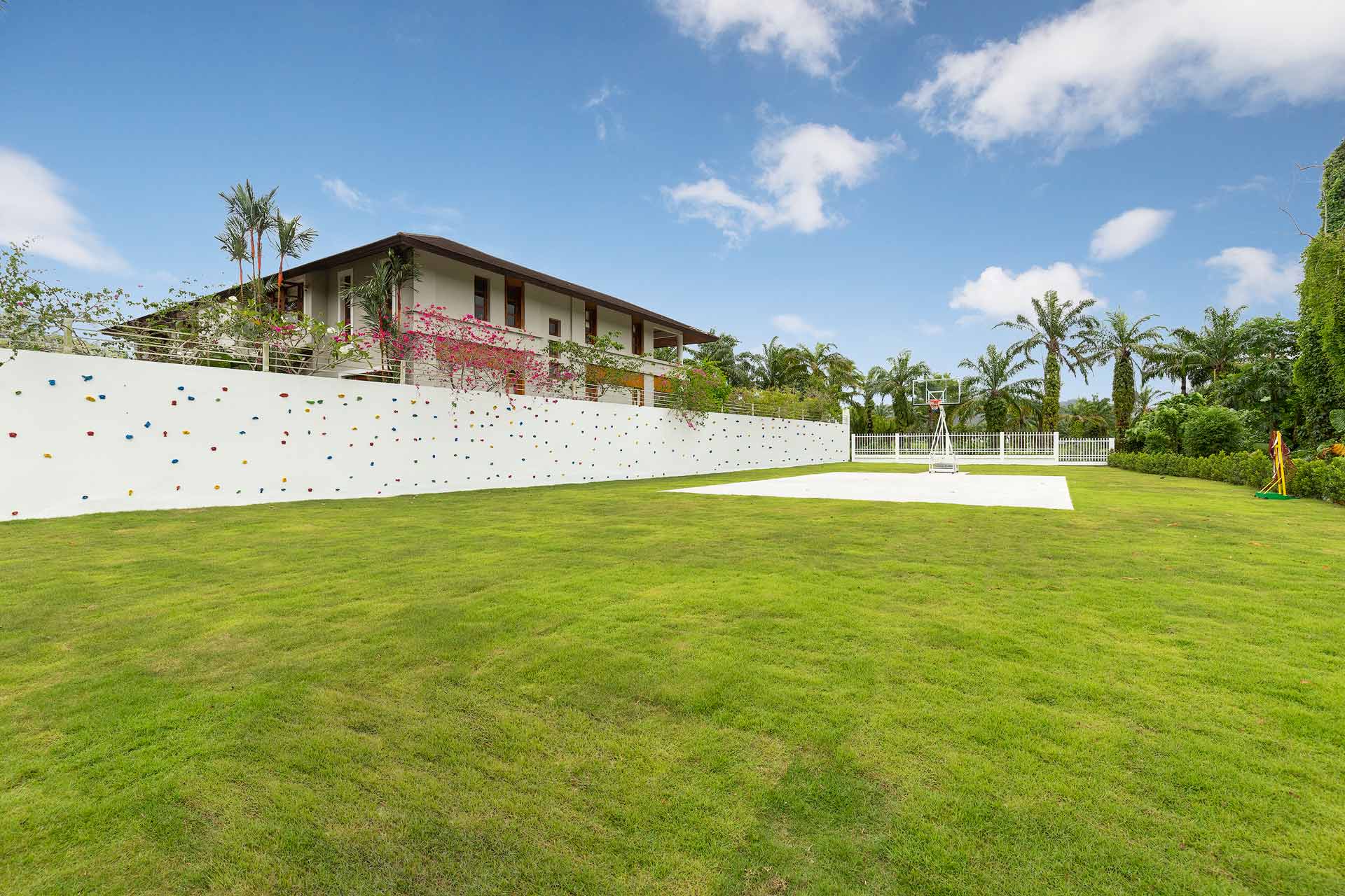 Spacious villa with private pool and landscaped garden, 5 bedrooms, Kathu