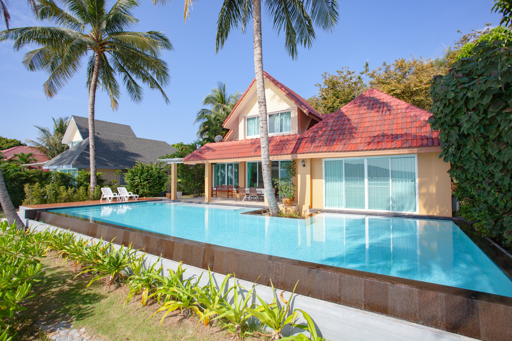 Two-storey villa with a pool on the seafront in Rawai, 3 bedrooms