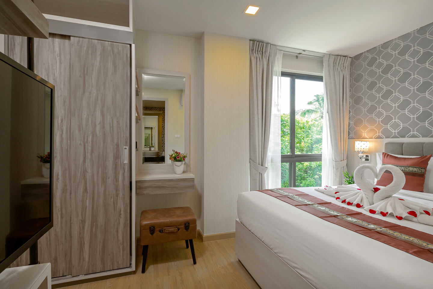 Spacious apartment with a balcony and mountain views, 1 bedroom, Kata Karon