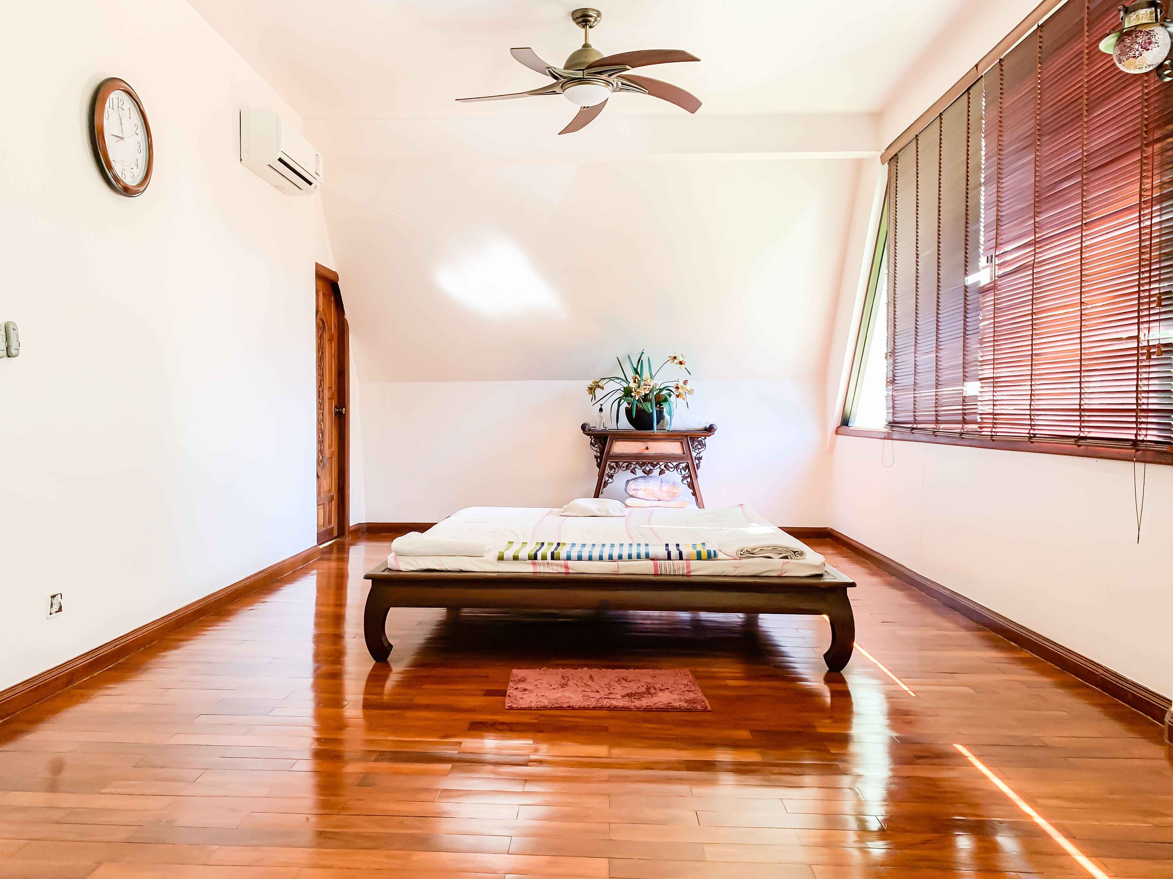 Private 4-bedroom villa with shared pool, Nai Harn