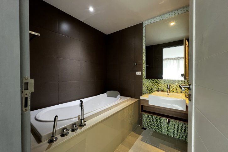 Spacious 2-bedroom apartment overlooking the Golf Courses