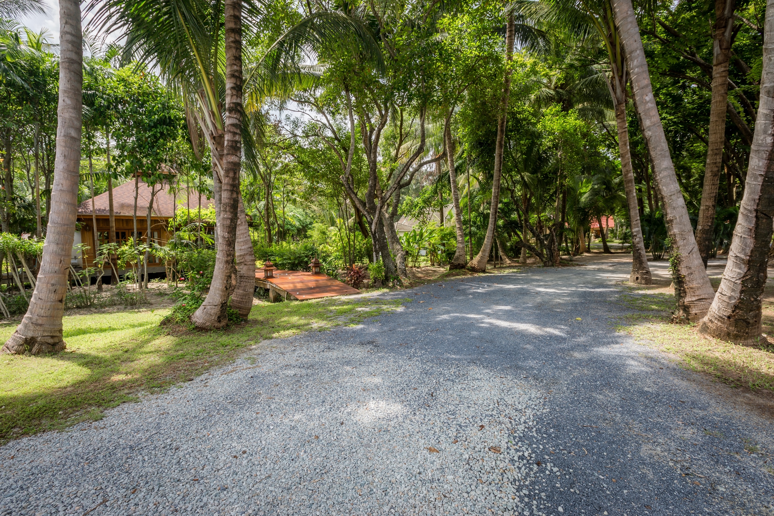 Cozy villa with a well-groomed flowering garden in Rawai, 1 bedroom