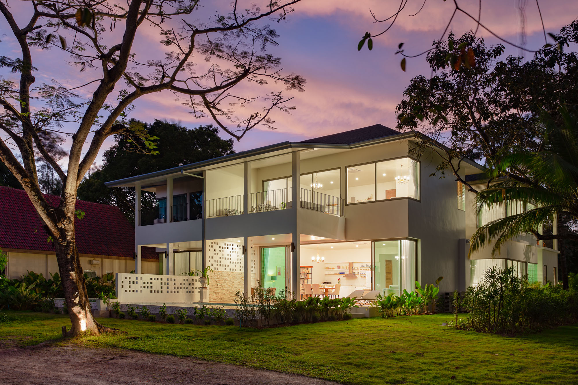 Two-storey villa with a pool in Rawai, 3 bedrooms