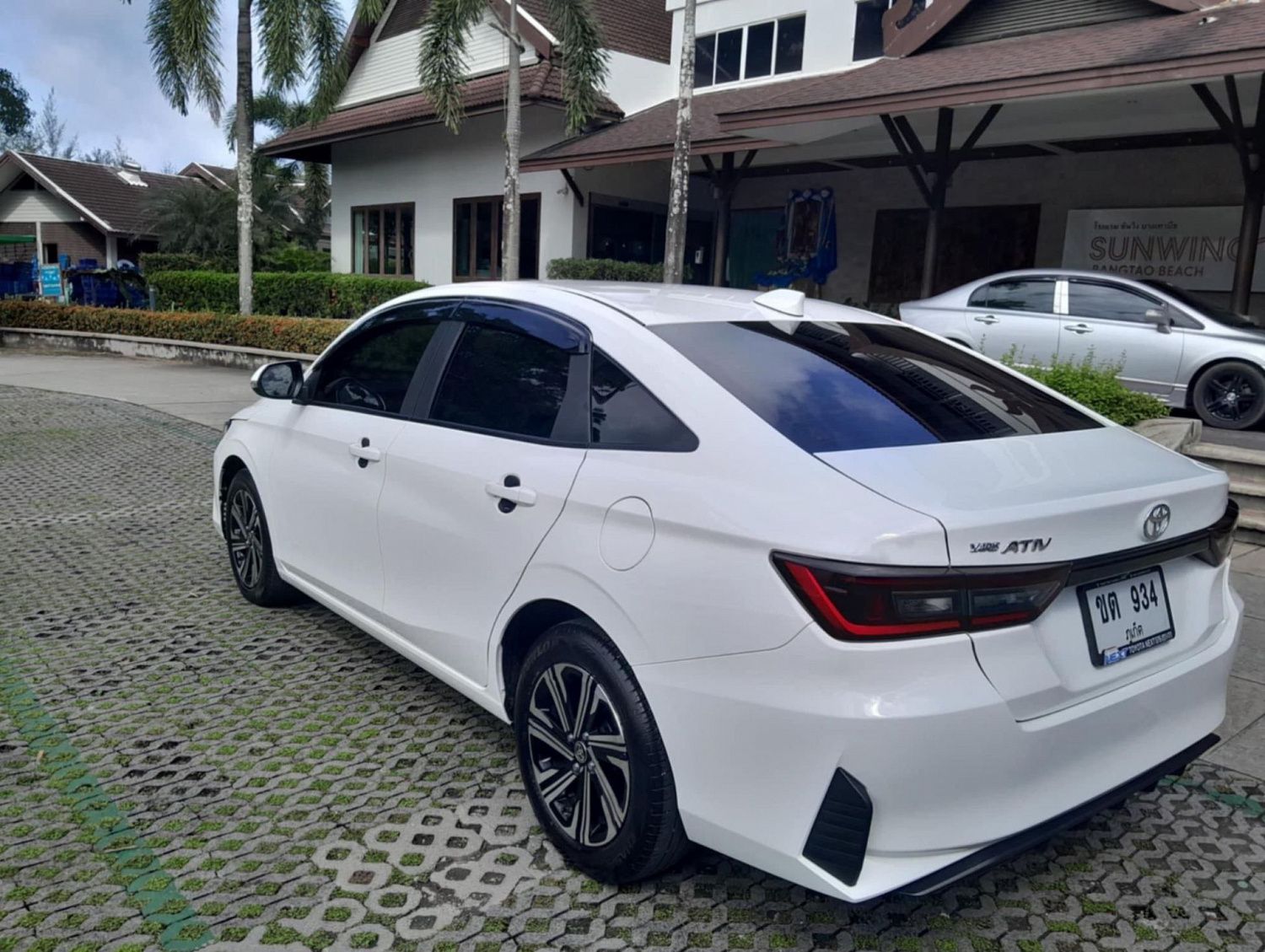 Белая Toyota ATIV  