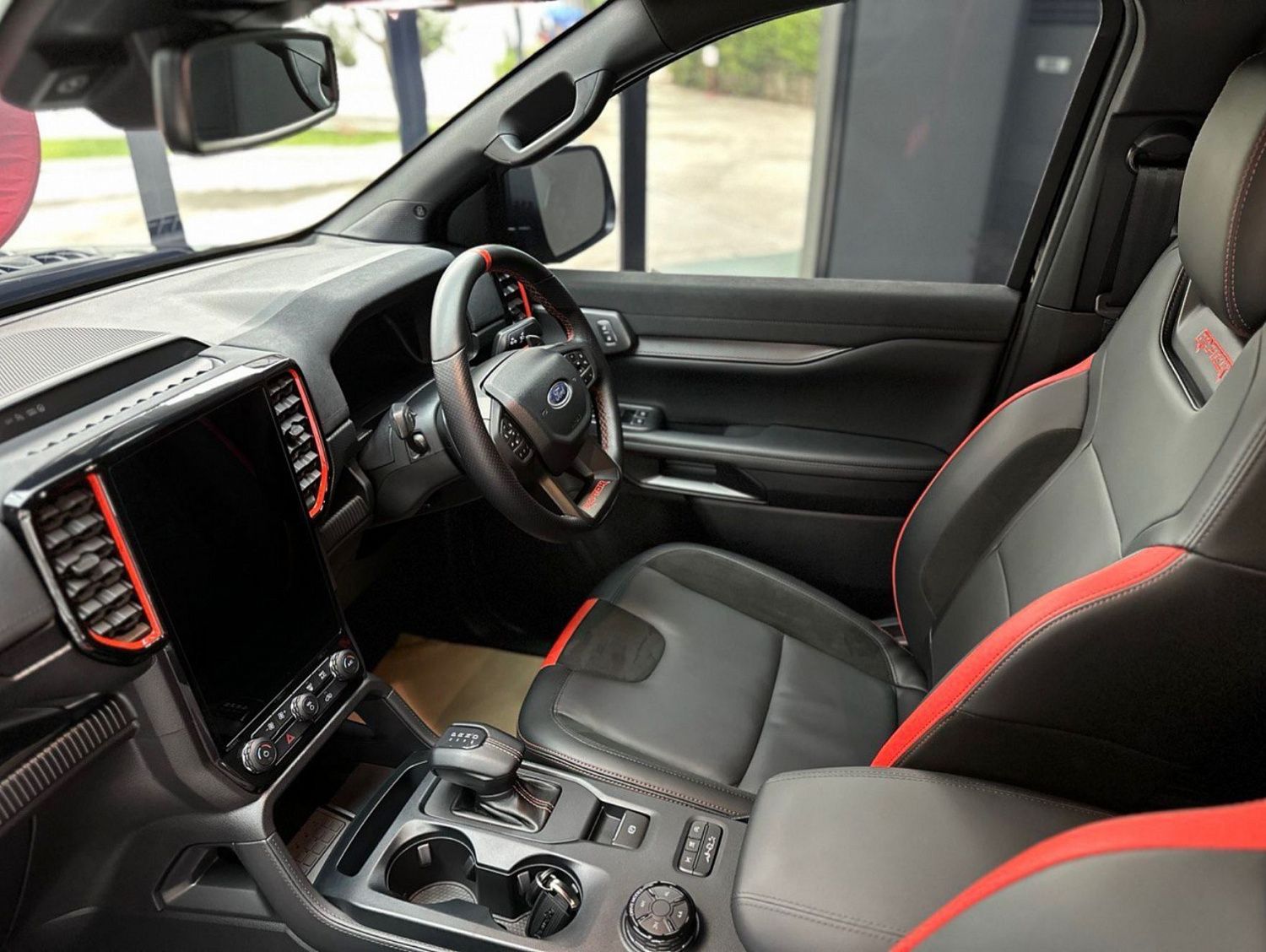 Черный Ford Raptor V6 397 hp