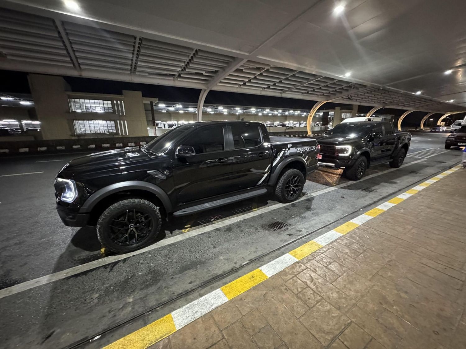 Черный Ford Raptor V6 397 hp