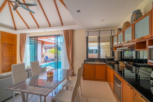 Просторная вилла Garden Pool Villa с хорошим расположением в районе Раваи, 2 спальни