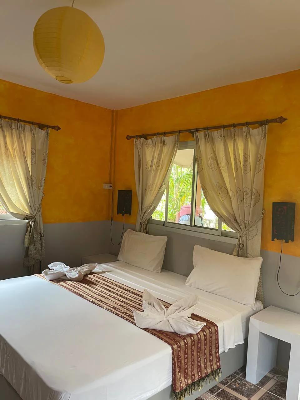 Bright clean bungalow with access to the pool and flowering garden, 1 bedroom, Kata Karon