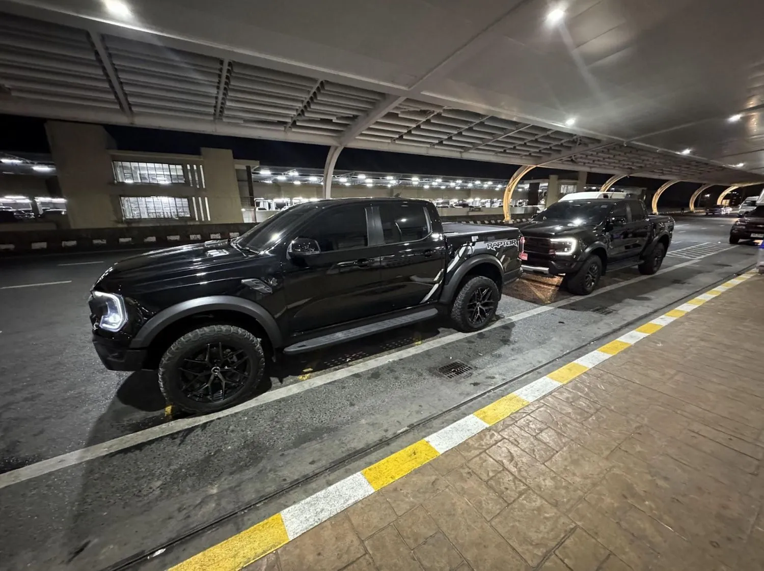 Черный Ford Raptor V6 397 hp